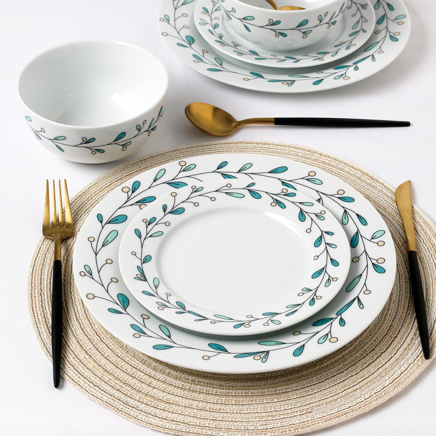 Mistletoe Porcelain Dinner Set, 12 Pieces
